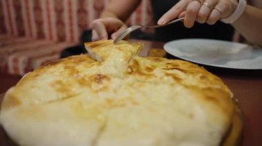 Taze fırınlanmış peynirli turta, sıcak ve yapış yapış dokunun tadını çıkarıyorum..