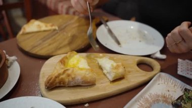 Tat alma duyusunu açığa çıkaran genç bir kadın yürekten bir ısırık alır. Lezzetler mükemmel karışıyor ve unutulmaz bir yemek deneyimi yaratıyor..