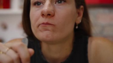 Yakından bakınca, genç bir kadın zengin ve lezzetli khachapuri 'nin tadını çıkarıyor. Geleneksel yemek lezzetli ve rahatlatıcı lezzetlerle doludur..