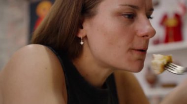 Her lokmanın tadını çıkaran genç bir kadın lezzetli khachapuri 'den zevk alır. Geleneksel yemek enfes bir mutfak deneyimidir..