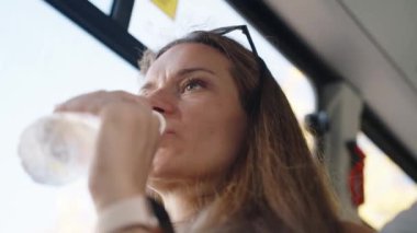 Go 'da su içen genç bir kadın otobüste su içer. Yolculuğu boyunca dinç kalmak şarttır..