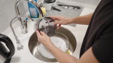 Blender konteynırını durulamak, sabun kalmadığından emin olmak. Uygun durulama, Gıda Güvenliği Standartlarını Korumak İçin Hayati önem taşıyor.