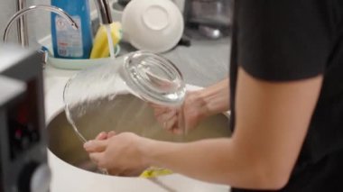 Karıştırma kabının son durulaması, kusursuz olduğundan emin olmak için. Başarılı bir Fırın Deneyimi için Temiz Mutfak gereklidir..