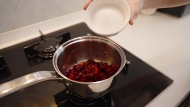 Kirazlara şeker eklenir ve mükemmel bir vişne ezmesi elde edilir..