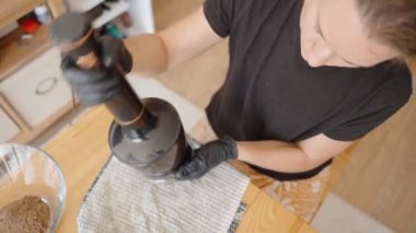 Son Kurabiye Kırıntılarını İşlemci 'den silkeliyor, Adımları Tamamlıyor. Çalışma Alanı Düzenli ve Verimli Kalmakta, Profesyonel Bir Yaklaşımı Yansıtmaktadır.