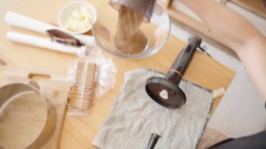 Kurabiye Kırıntılarını Karıştırma Kabı 'na atıp, Sonraki Yemek Aşaması' na hazır hale getirmek. Tablodaki İçindekiler ve Araçlar Dizisi İyi Planlanmış Fırın Sürecini Belirtir.