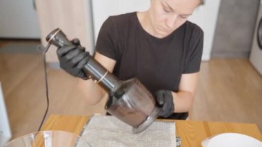 Ezilmiş Kurabiyelerin Tutarlılığını Kontrol Etmek, İstenen Dokuları Sağlama Almak. Odak noktamız, üssü lezzetli bir tatlı için mükemmelleştirmek..