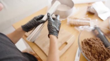 Pasta halkasını sarmak için alüminyum folyoyu kesiyorum, bir sonraki adıma hazırlanıyorum. Çalışma İstasyonu Düzenli ve Düzenlidir, Yöntemsel Bir Yaklaşımı Yansıtır.