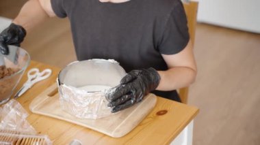 Pasta Çemberine Daha Fazla Kurabiye Kırıntısı Eklemek, Üs İnşa Etmek. Çalışma Alanı Temiz ve Verimli, Vurgulama Hassasiyetini Koruyor.