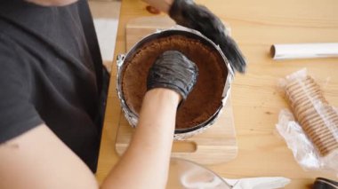 Pasta Halkası 'nın Yanları Boyunca Kurabiye Kırıntısı Karışımını Şekillendiriyorum. Dikkatli Baskı, Cheesecake için tutarlı ve eşit bir kabuk oluşturur..