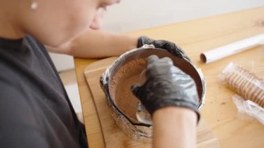 Kurabiye Kırıntısı Karışımını Cam ile Yumuşatmak, Çift ve Sağlam Taban Sağlama. Ayrıntılara Dikkat: Cheesecake Hazırlama.