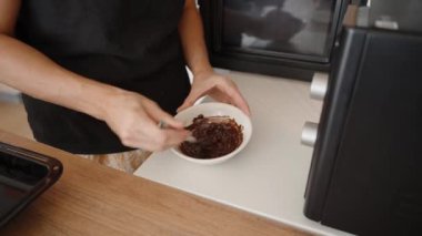 Erimiş çikolatayı karıştırmak, pürüzsüz ve hatta tutarlı olmasını sağlamak. Süreç, Cheesecake Doldurmayı Hazırlarken Bakımın Önemi 'ni yansıtır.