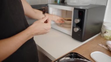 Erimiş çikolatayı karıştırmak, Arzu edilen dokuya ulaşmak. Çikolatayı Cheesecake 'e yerleştirmenin anahtarı hazırlıktır..