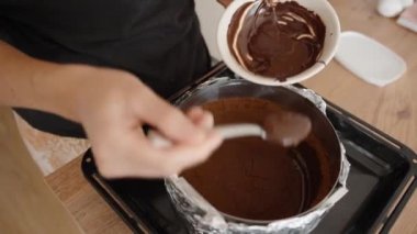 Çikolata Karışımını Kabuğun Ötesine Düzgünce Yaymak Tutarlılığı Korumak. Bu basamak Cheesecake 'in Üniformalı ve lezzetli bir tabanı olmasını sağlar..