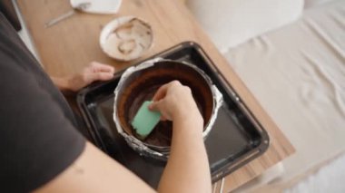 Çikolata karışımının yüzeyini bir Spatula ile yumuşatmak. Tarifte Sonraki Adımlar için Eşit ve Üniforma Üste Oluşturmak Özeldir.