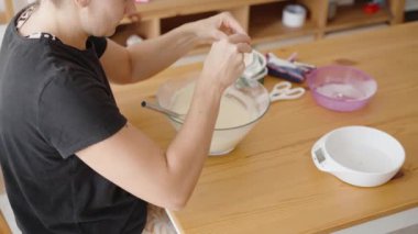 Karışıma bir yumurta daha kırıyorum, İçindekiler Eklemeye Devam Ediyorum. Her yumurta Düz Tutarlılığı korumak için özenle birleştirilmiştir..