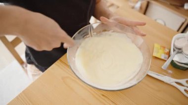 Karışımı Yoğunlaştırmak, Üniforma ve Kadife Dokuya Ulaşmak. Pürüzsüz Cheesecake Doldurması Bir Sonraki Adım için Hazır.