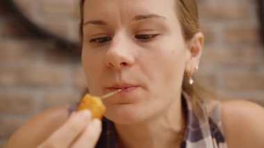 Kadın Peynirli Atıştırmayı İnceledi, Sade Kafe 'de Yapışkan Peynirin Tadını Çıkarttı.