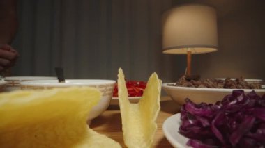 El, Taco Shell 'e domates sosu ekler. Masadaki çeşitli malzemelerle lezzetli bir yemek hazırlar. Dolly kaydırıcı, kapat..