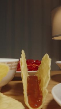 Dikey video. Bir kaşık Ground Meat, Taco Shell 'in içine yerleştiriliyor, Lezzetli bir Taco İçin Hazırlanıyor. Dolly kaydırıcı, kapat..