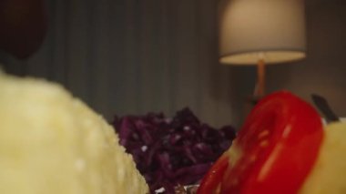 Taco 'ya taze vişneli domates ve mor lahana ekler, renkli ve lezzetli bir tabak yaratır. Dolly kaydırıcı, kapat..