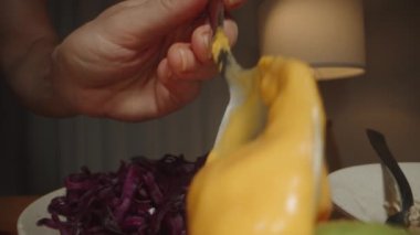 Taze sebzelerle dolu bir taco 'nun üzerine kaşık çiselemeli peynir sosu. Lezzetli bir tabak yaratıyor. Dolly kaydırıcı, kapat..