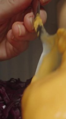 Dikey video. Taze sebzelerle dolu bir taco 'nun üzerine kaşık çiselemeli peynir sosu. Lezzetli bir tabak yaratıyor. Dolly kaydırıcı, kapat..