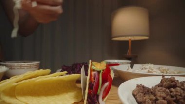 El Tuzlanmış Peyniri Taco 'ya ekler, Renkli ve Lezzetli İçindekileri Doldurur. Dolly kaydırıcı, kapat..