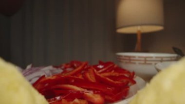 El, mısır gevreğini tako kabuğuna ekler, Lezzetli bir yemek için taze malzemeler katar. Dolly kaydırıcı, kapat..
