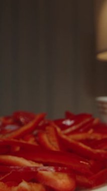 Dikey video. El, mısır gevreğini tako kabuğuna ekler, Lezzetli bir yemek için taze malzemeler katar. Dolly kaydırıcı, kapat..