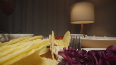 Taco 'ya mor lahana ekliyor, renkli ve çıtır çıtır dolgu yapıyor. Dolly kaydırıcı, kapat..