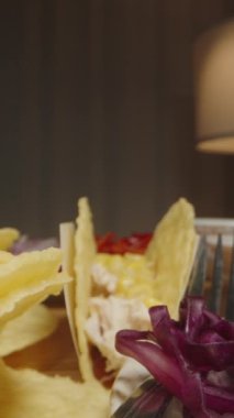 Dikey video. Taco 'ya mor lahana ekliyor, renkli ve çıtır çıtır dolgu yapıyor. Dolly kaydırıcı, kapat..