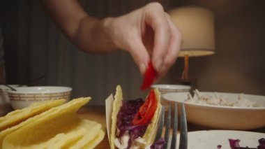 El, Taco 'ya Kirazlı Domates Dilimleri ekler, Lezzet ve Rengi Arttırır. Dolly kaydırıcı, kapat..