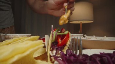 Taze sebzelerle dolu bir taco 'nun üzerine kaşık çiselemeli peynir sosu. Lezzetli bir tabak yaratıyor. Dolly kaydırıcı, kapat..