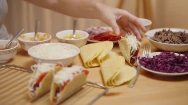 Kadın Yerleri Tel Rafta Taco Hazırladı, Servis İçin Hazır.