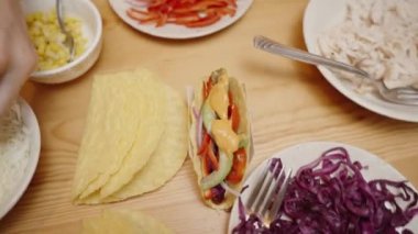 Kadın Peynir Ekliyor, Taco için Lezzetli Dolgu Yapıyor.