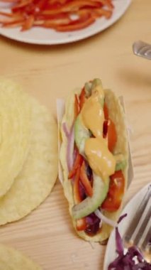 Dikey video. Kadın Peynir Ekliyor, Taco için Lezzetli Dolgu Yapıyor.