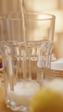 Dikey video. Biralar bir bardağa dolduruluyor, Lezzetli ev yapımı tacolar tamamlanıyor..