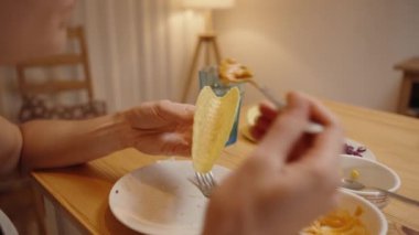 Taze malzemelerle ev yapımı taco yemeye hazırlanan bir kişi ahşap masa üzerindeki çeşitli malzemelerle çevrelenmiş..