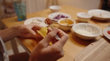 Eller dikkatle bir tako kabuğuna salsa ekleyin, Ev yapımı çeşitli malzemeli tako için lezzetli bir taban hazırlayın..