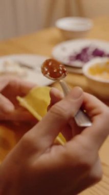 Dikey video. Eller dikkatle bir tako kabuğuna salsa ekleyin, Ev yapımı çeşitli malzemeli tako için lezzetli bir taban hazırlayın..