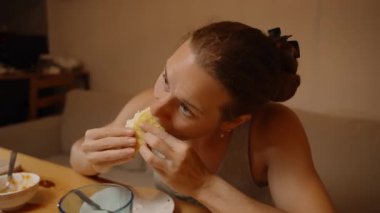 Bir Kadın Ev Yapımı Taco 'dan Büyük Bir Isırık, Lezzetli İçindekiler ve Dokuların Tadını Çıkartıyor.