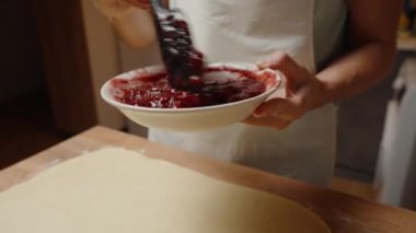 Yuvarlak Hamur 'a kiraz reçeli serpiştirmek, Meyveli Tatlı Pastası Yaratmak İçin Hazırlanmak.