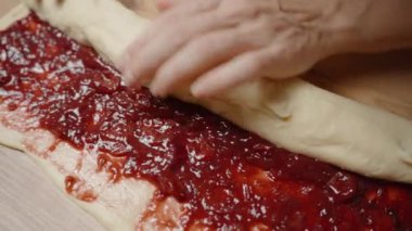 Kiraz Reçeli ile Doldurulmuş Hamuru Yuvarlamak, Bireysel Yuvarlanmaya Hazırlamak.