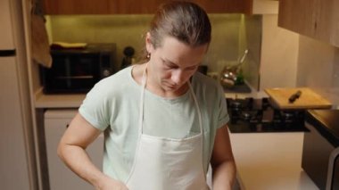 Bir kasedeki malzemeleri çırpma, un ve diğer hamur bileşenleriyle karıştırmak.