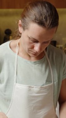 Dikey video. Bir kasedeki malzemeleri çırpma, un ve diğer hamur bileşenleriyle karıştırmak.