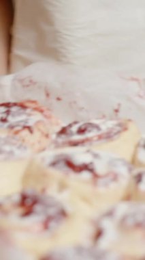 Dikey video. Kiraz Doldurulmuş Hamur rulolarını önceden ısıtılmış fırına yerleştirmek, Pişirmeye Hazır.