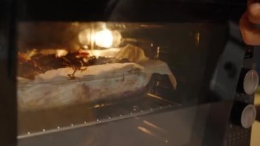 Fırından taze fırınlanmış ruloları dikkatlice kaldırıyorum. Şekerleme için hazır..