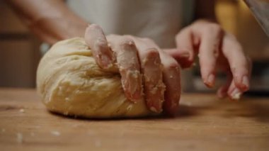 Eller Hamur 'u Kütük Şekline sokmak, Daha Fazla Şekil Vermek veya Pişirmek İçin Hazırlamak, Üniforma Tutarlılığını Sağlama. Yavaş çekim.