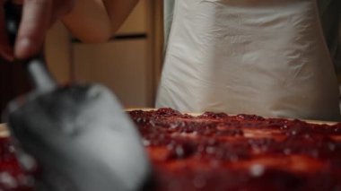 Black Spatula 'yla vişne reçelini Rolled Dough' a sürüyorum, Tatlı Doldurmaya hazırlanıyorum. Yavaş çekim.